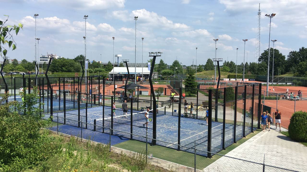 De tennis- en padelbanen van Metzpoint (foto: Richard de Leeuw)