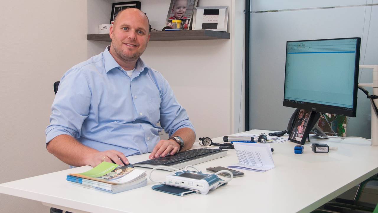 Lammert Hoeve in zijn praktijk (foto: Amie Langerwerf).