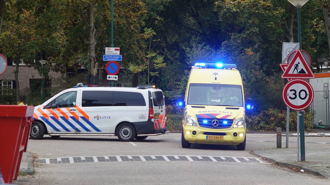 Politie en ambulance bij de plek waar de fietsster werd aangereden (foto:  FPMB Erik Haverhals).