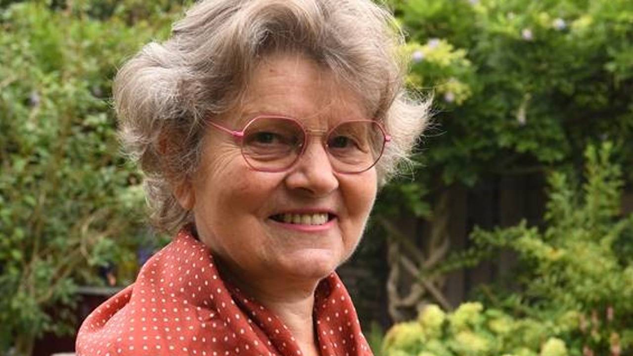 Anneke (77) schreef een boek over horen na 50 jaar stilte (foto: Ed van Alem).