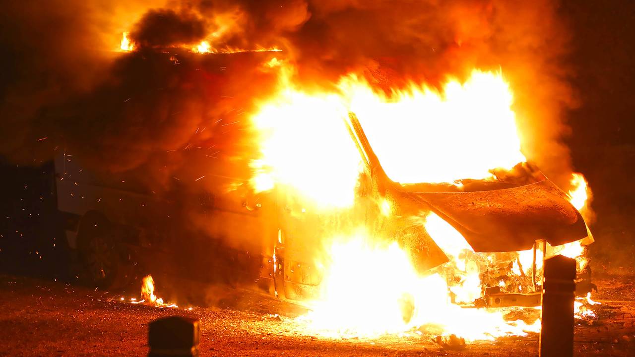 Bestelbus gaat in vlammen op in Haren (foto: Gabor Heeres/SQ Vision)