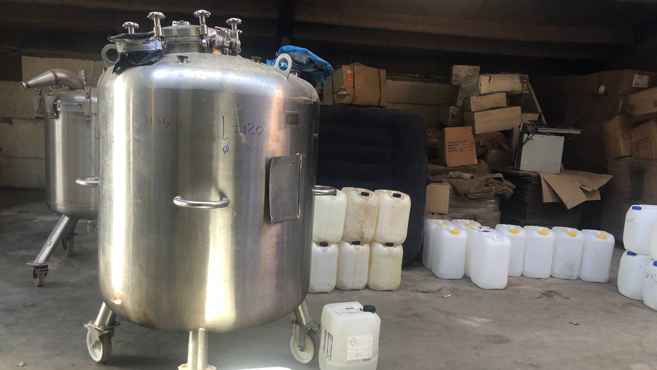 Een van de ketels in de opslagplaats.