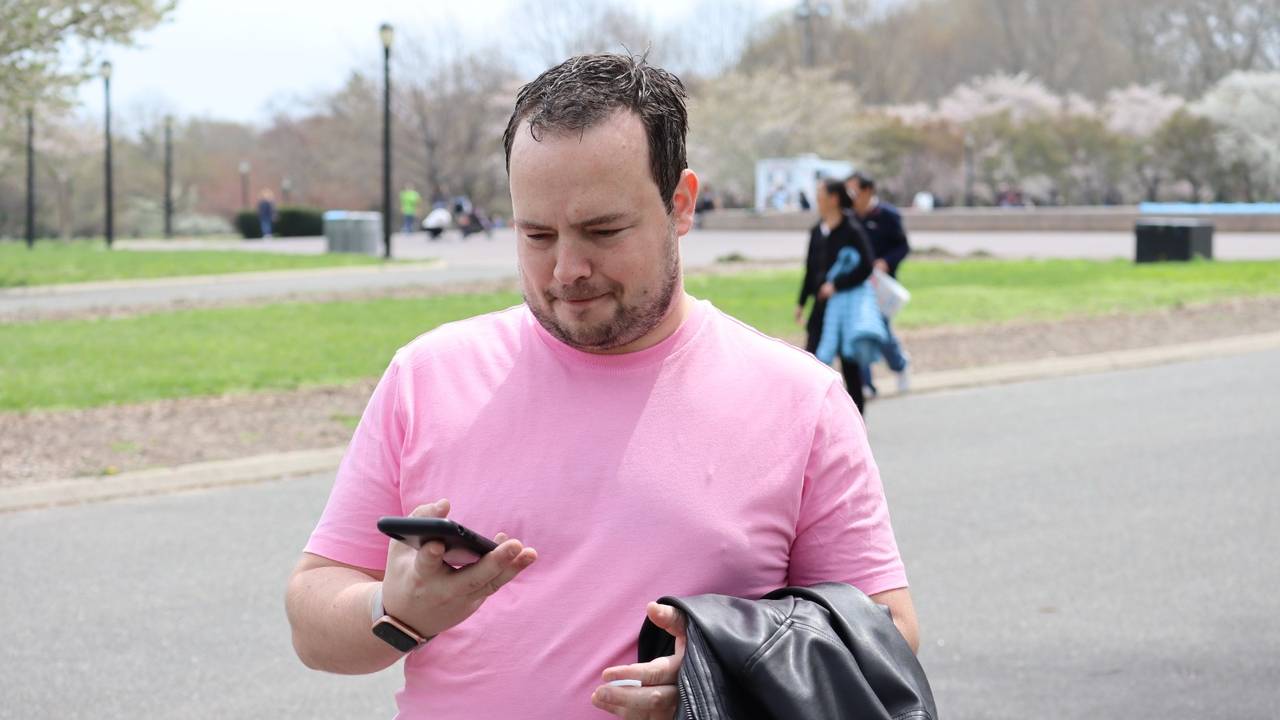 Mark Versteden (31) checkt Flightradar om nieuwe transfers van PSV te spotten. (foto: Mark Versteden)