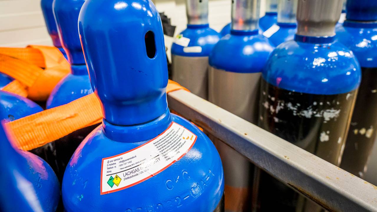 Bezoekers van het café gebruikten lachgas (foto: ANP).