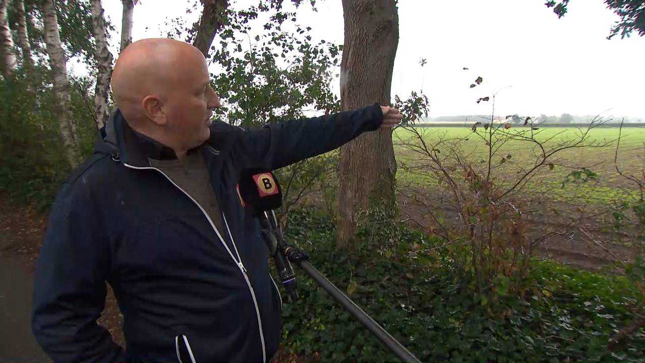 Ivo van Wijk legt uit waar de stal zou komen te staan.