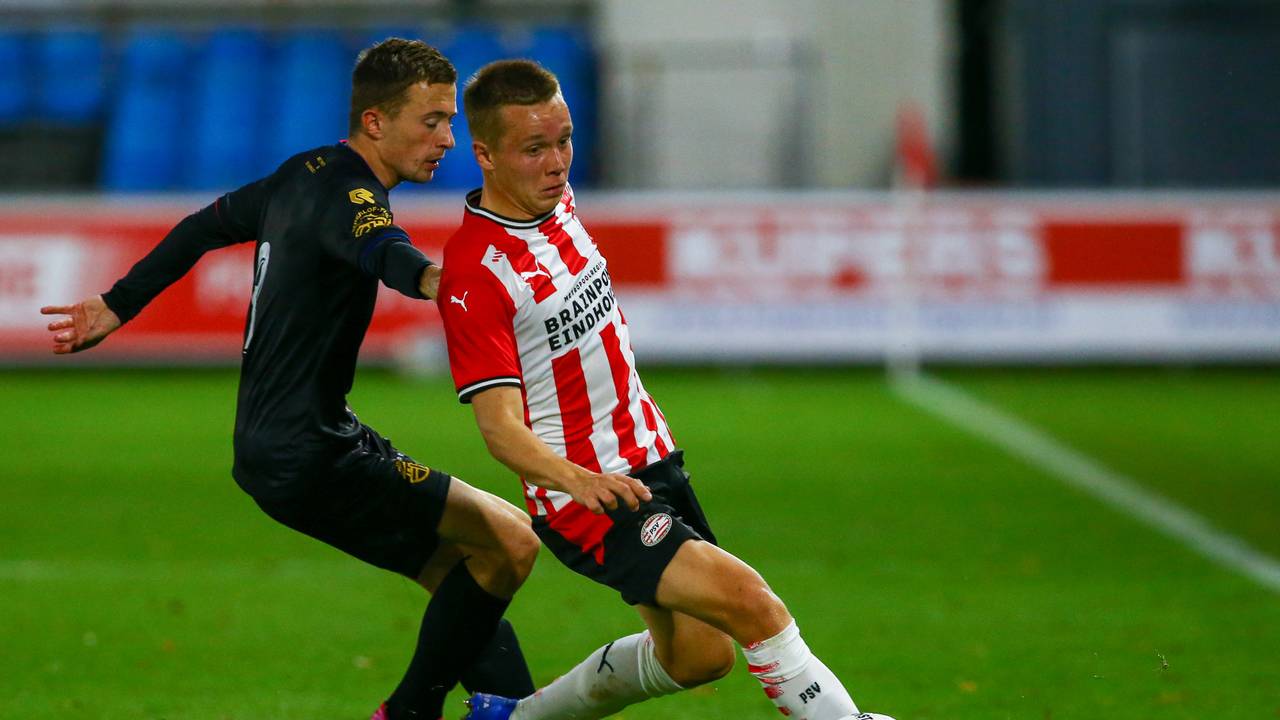Mathias Kjölö van Jong PSV in duel met Sven van Doorn. Foto: OrangePictures.