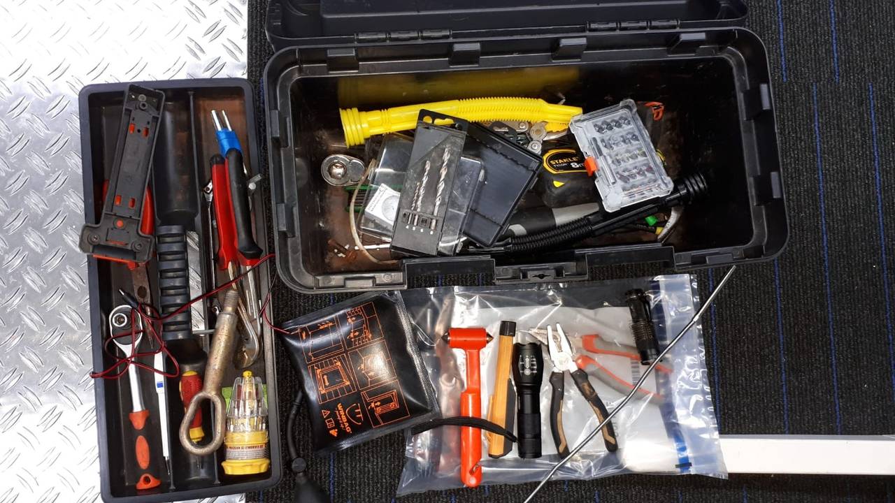 Inbrekersgereedschap dat in de auto werd gevonden. (Foto: Politieteam Weerijs)