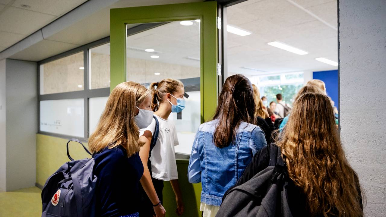 Middelbare scholieren met een mondkapje (foto: ANP).
