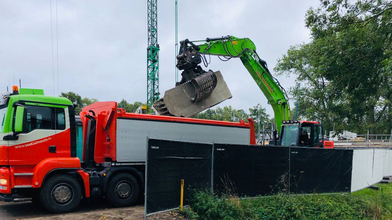 Puinruimen bij de ingestorte nieuwbouw in Boxtel (foto: René van Hoof).