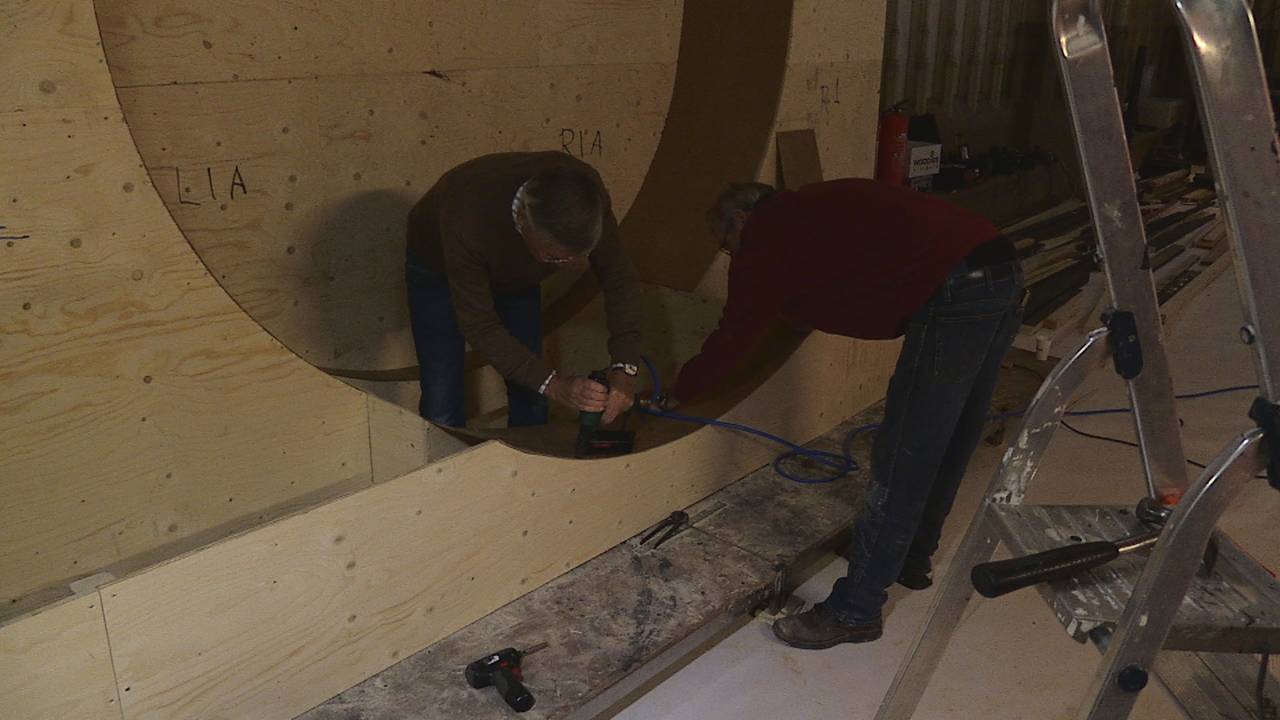 Vrijwilligers zijn de kerststal van de Sint-Jan in Den Bosch aan het opbouwen.