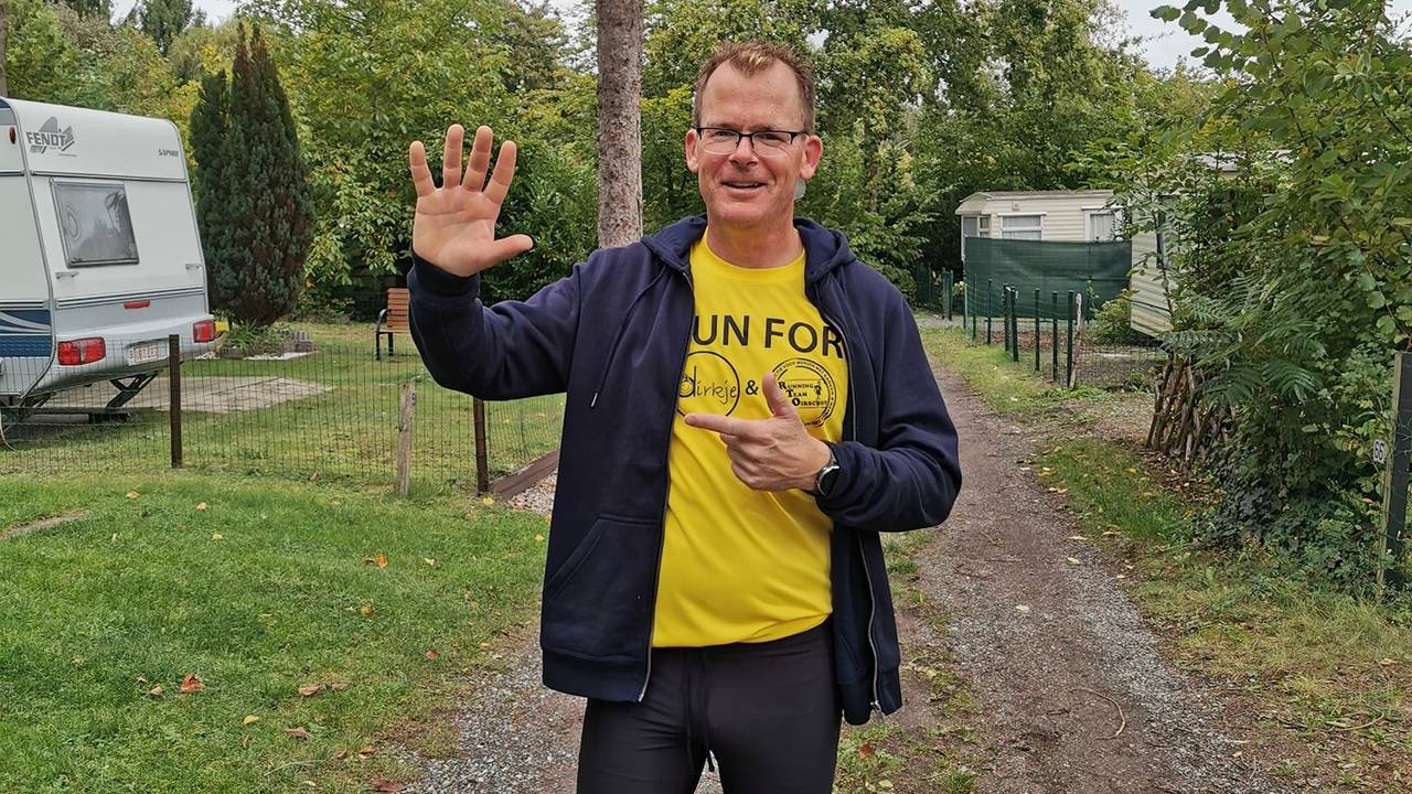 Barry loopt tien marathons achter elkaar. Hier is hij halverwege.