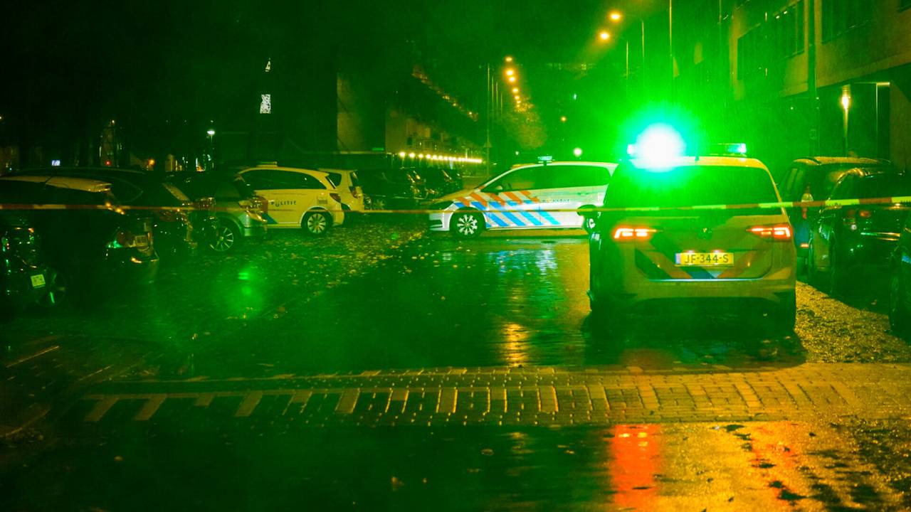 De politie doet onderzoek in de Echternachlaan in Eindhoven (foto: Dave Hendriks/SQ Vision).
