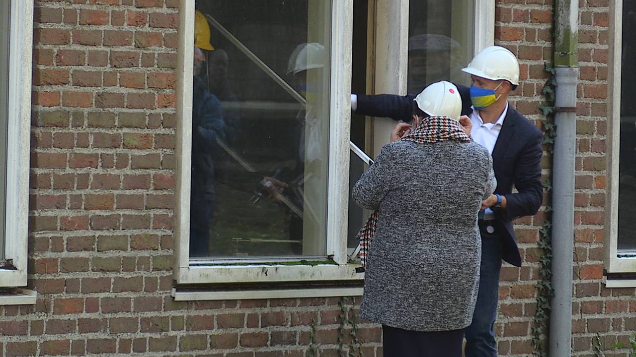 Nieuwbouw van het schoenenmuseum in Waalwijk gestart met het slopen van een (oud)kozijn