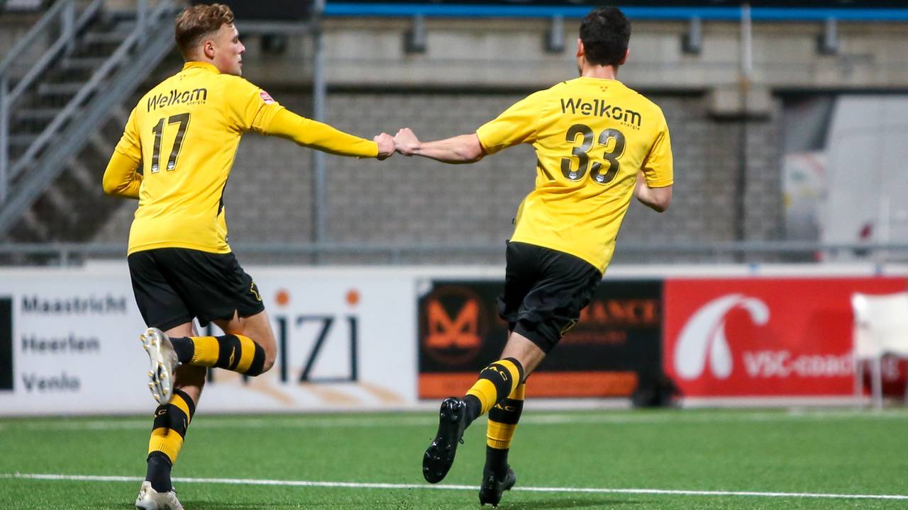 Sydney van Hooijdonk benut strafschop en viert dat met Thom Haye (Foto: Orange Pictures)