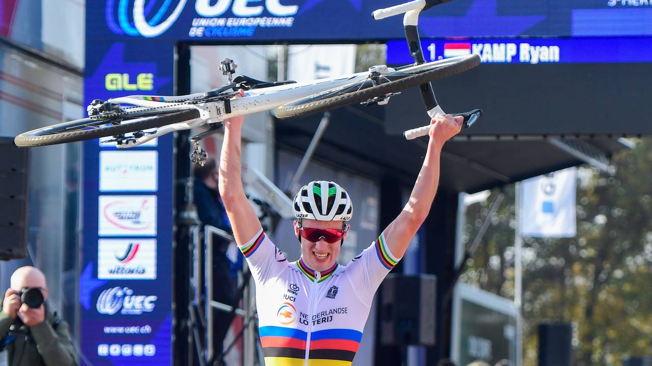 Wereldkampioen Ryan Kamp tilt zijn fiets boven zijn hoofd na winnen van Europese titel (foto: OrangePictures).