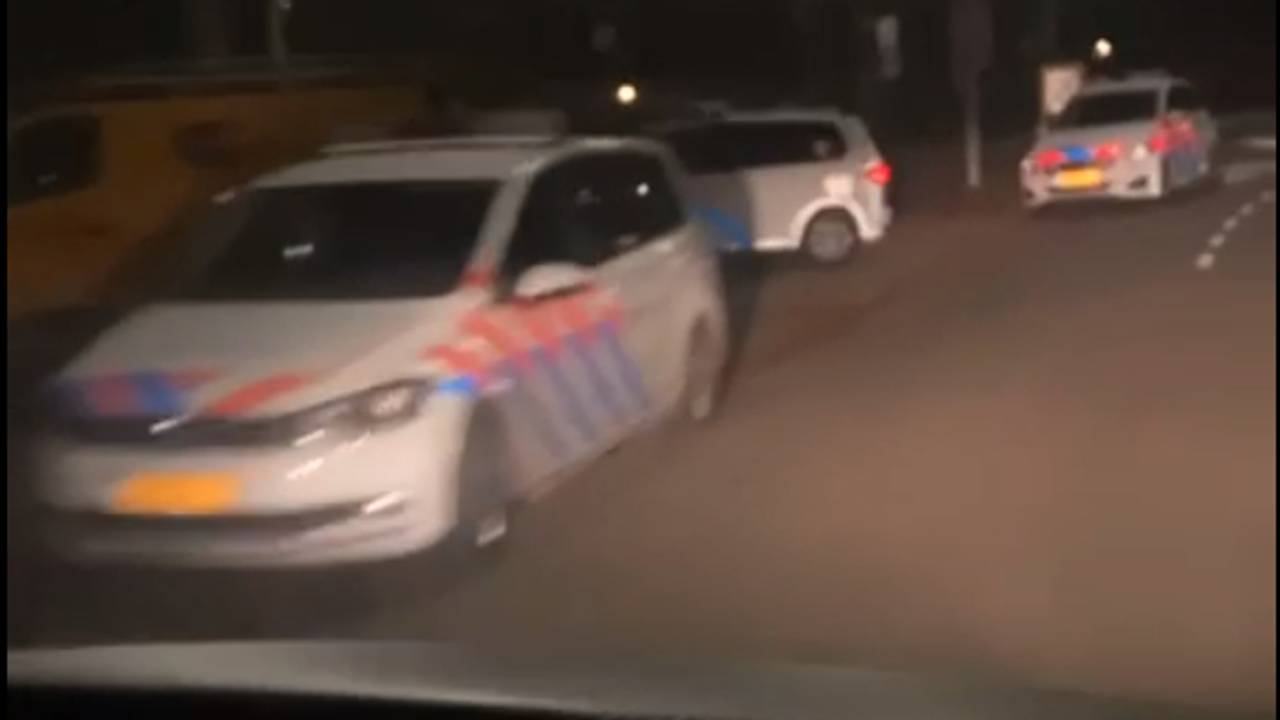 Zeven politieauto's stonden zaterdagavond voor de deur van café Broers