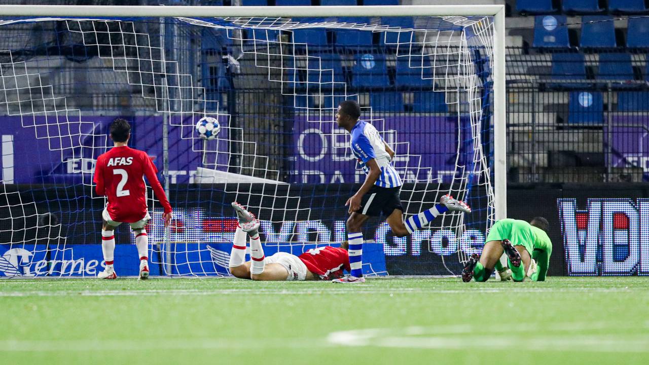 Dico Jap Tjong maakt in de 64ste minuut de 3-0 tegen Jong AZ  (Foto: Orange Pictures/Gino van Outheusden).
