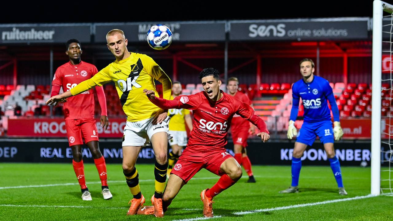 NAC-speler Lewis Fiorini in duel met een schreeuwende Oussama Bouyaghlafen (foto: Orange Pictures/Patrick Goosen)