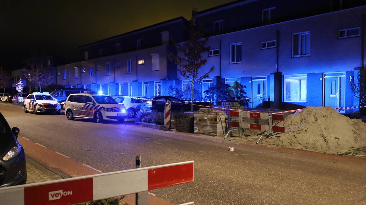 De politie doet onderzoek aan de Muntmeester in Uden (foto: Kevin Kanters/SQ Vision).