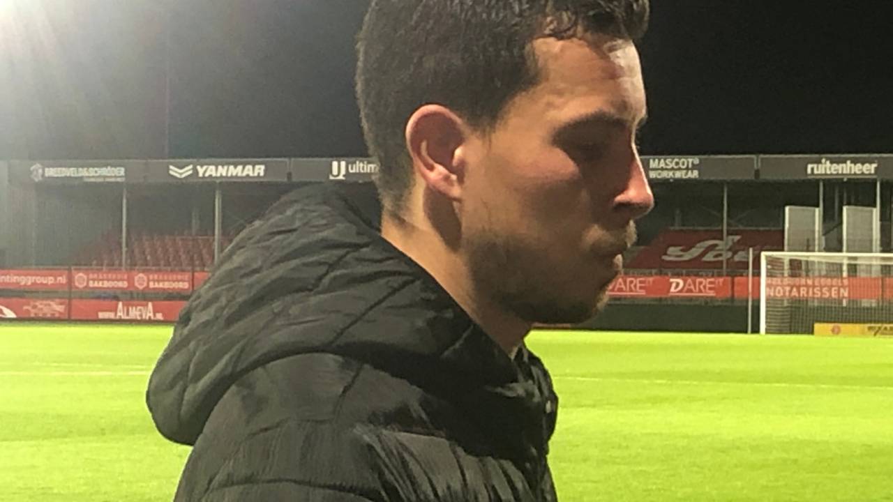 NAC-speler Thom Haye, in gedachten verzonken (foto: Ronald Sträter).