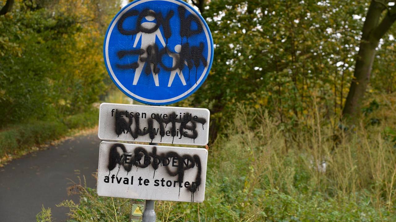 Bekladde borden bij de teststraat (Foto: Perry Roovers/SQ Vision).