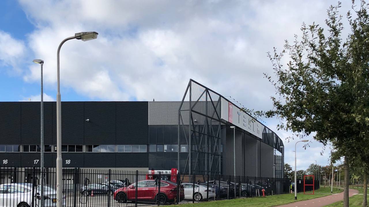 De Tesla-fabriek in Tilburg (Foto: Agnes van der Straaten).