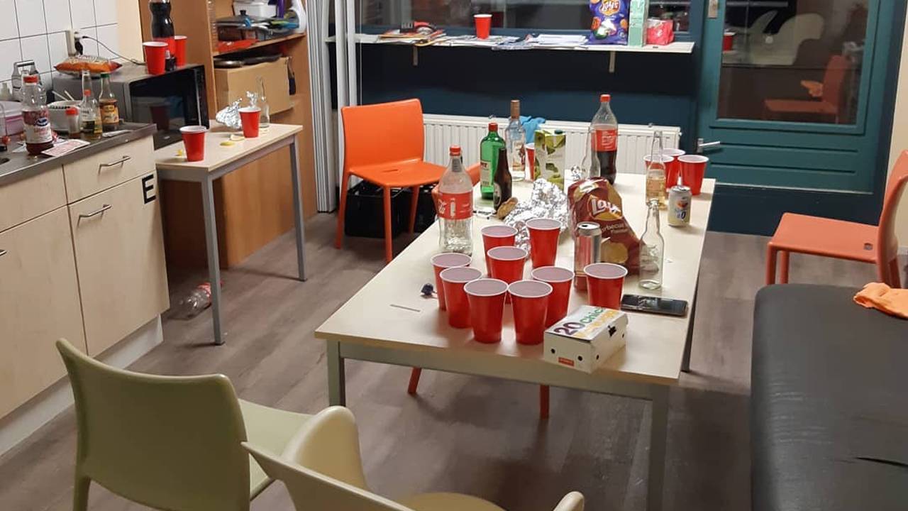 De restanten van een feestje in een studentenhuis (foto: Robbie)