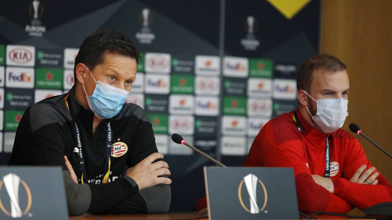PSV-trainer Roger Schmidt en Jorrit Hendrix (foto: ANP).