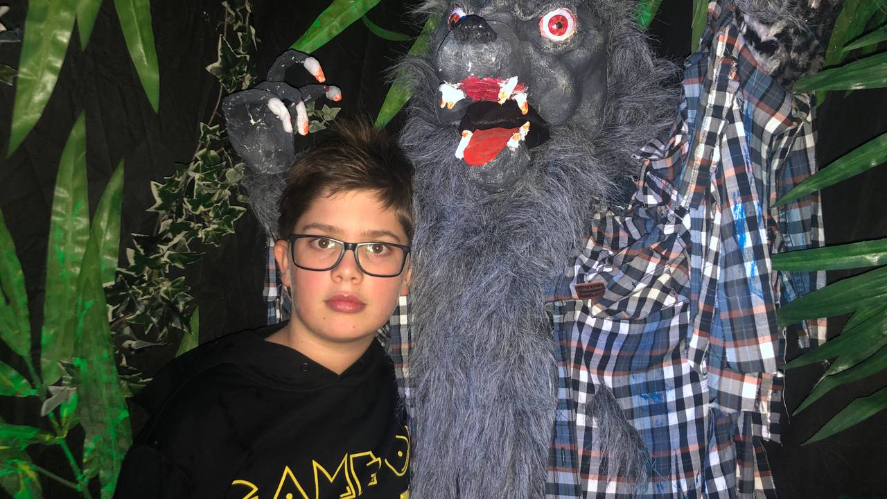 Justus is dol op zijn zelfgemaakte weerwolf (foto: Tonnie Vossen)