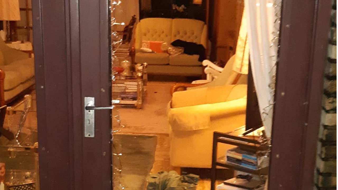 Agenten braken een raam van het huis open om de inbreker aan te houden (foto: politieteam Bergen op Zoom / Facebook).