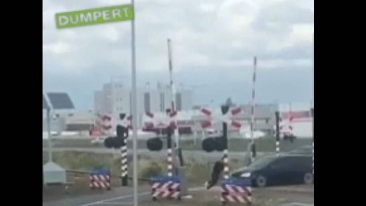 De zwarte Golf probeert bewust een voetganger aan te rijden bij een spoorwegovergang in Oss.
