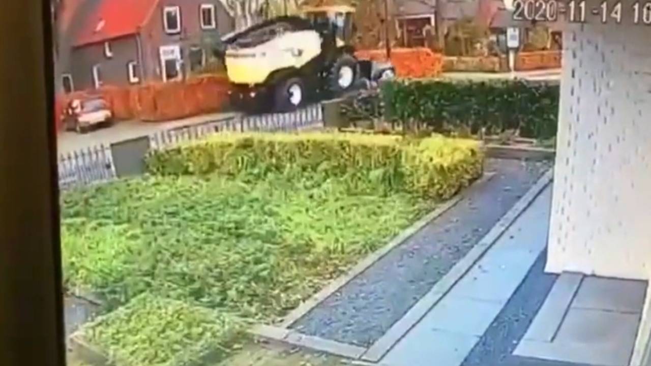 De hakselaar ramt een geparkeerde auto. Bron: Daily Buzz