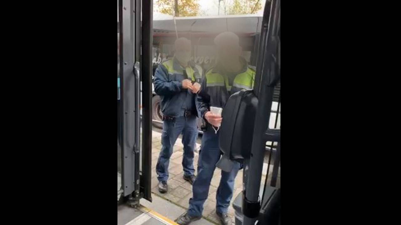 De boa's vragen Miranda om de bus te verlaten. Foto: Screenshot Facebook.