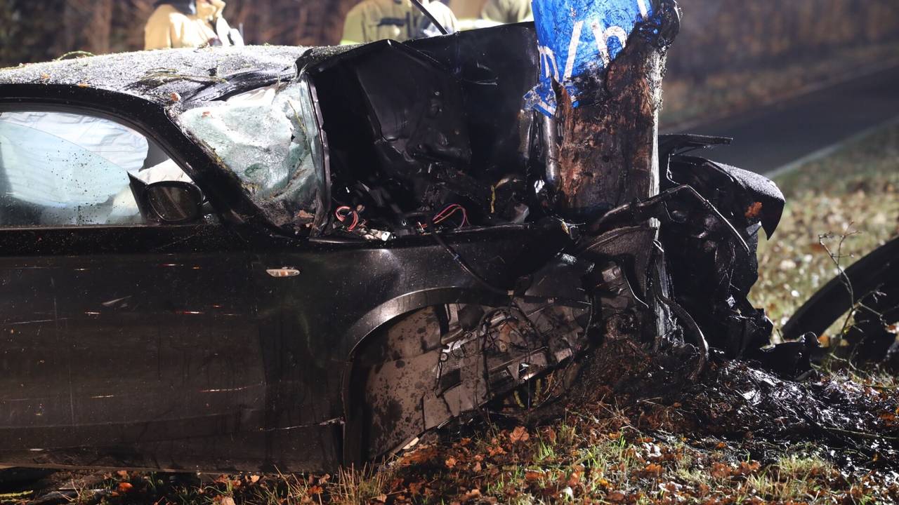 Auto raakt van de weg en botst frontaal op boom bij Boxtel - Omroep Brabant