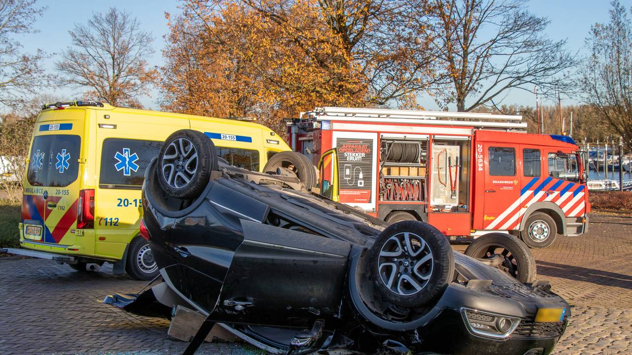 De auto belandde op de kop (foto:SQVision)