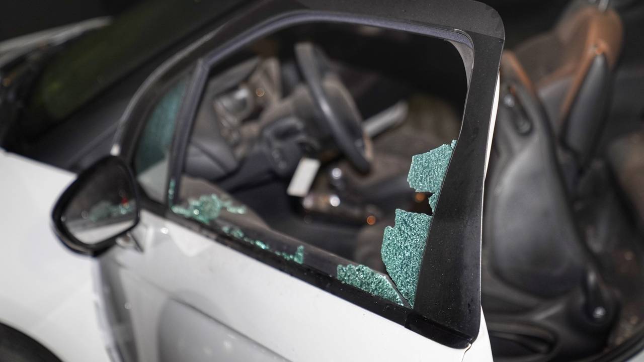 Twee ruiten werden uit de auto geblazen (foto: Gabor Heeres / SQ Vision)
