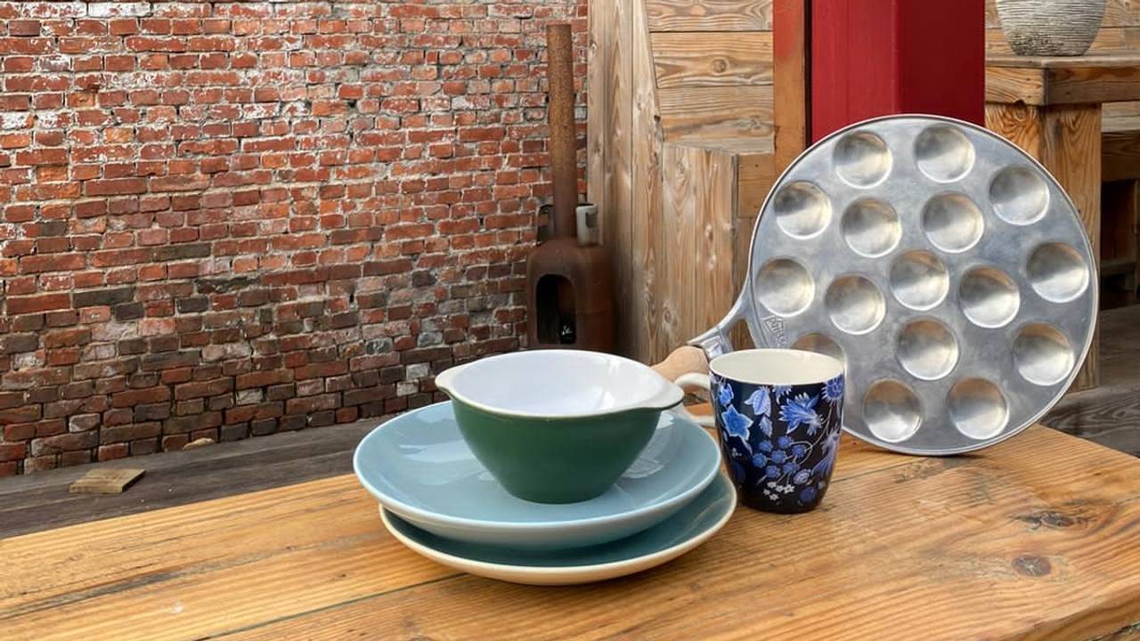 Een aantal spulletjes dat zaterdag in de verkoop gaat (foto: Jaap van Ham)