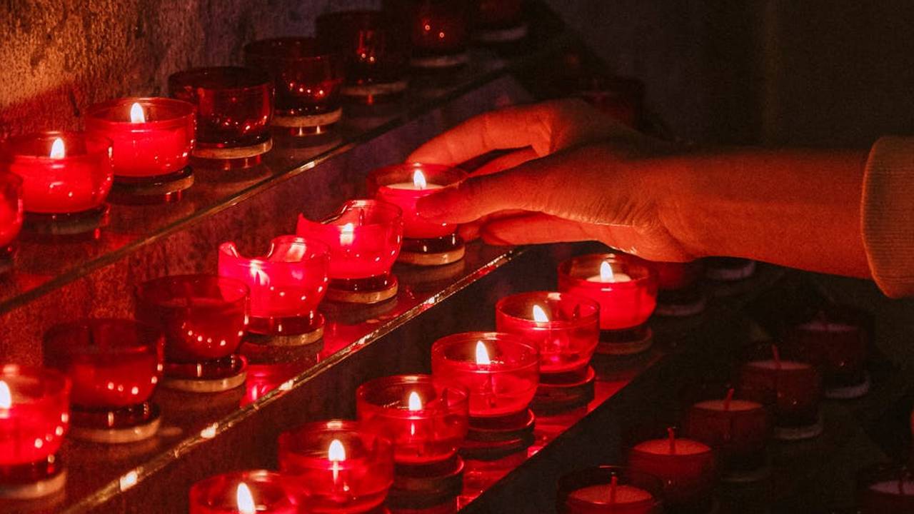 De man stal acht keer kaarsengeld uit de kapel (foto: Pexels).