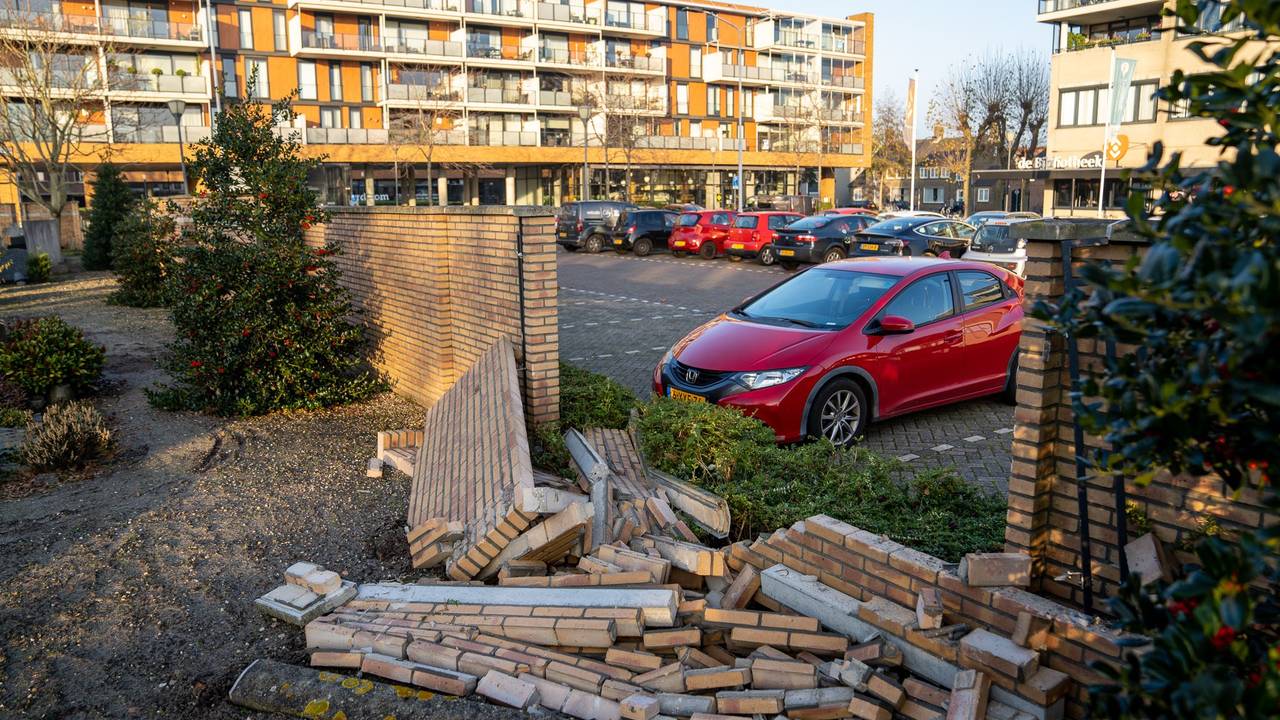 De omgevallen muur bij de Sint-Janskerk in Waalwijk (foto: Iwan van Dun/SQVision).
