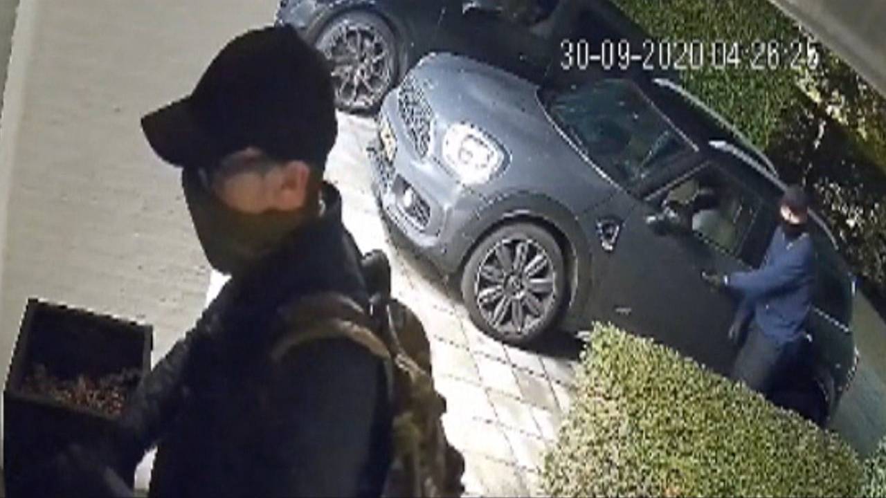 Bureau Brabant toont beelden van de daders die in Oosterhout zes wagens leegroofden.