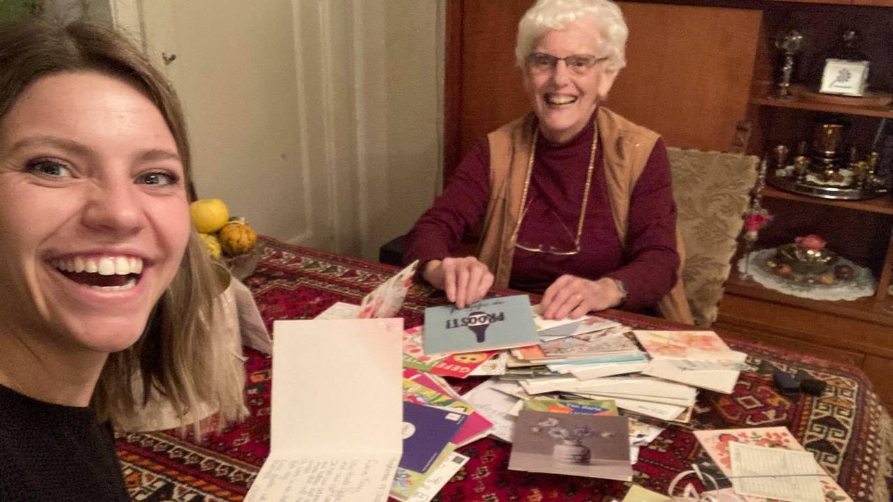 Yara en oma Tiny weer samen aan tafel. (foto: Yara Peters).
