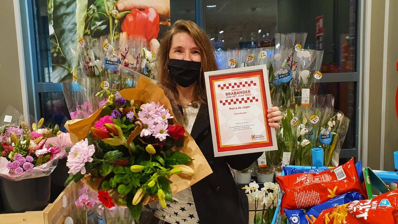 Petra deelt met kerst boodschappenpakketten uit aan minima