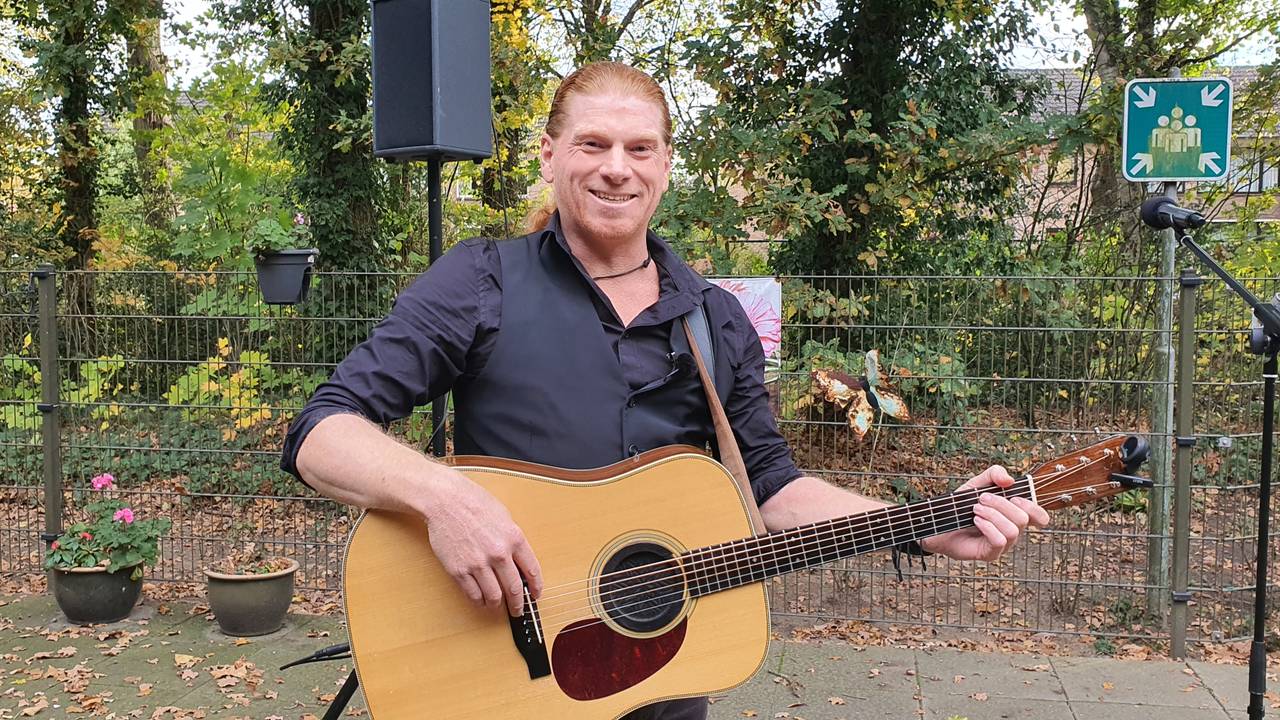 Maarten stak bewoners van zorgcentra muzikaal een hart onder de riem