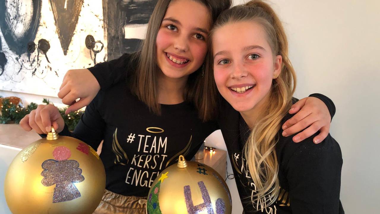 Cato en Pam met hun versierde kerstballen voor het Amphia (foto: Ronald Strater).