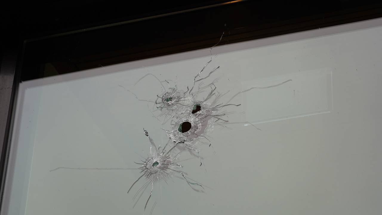 Er zaten vier kogelgaten in het raam(foto: Jeroen Stuve).