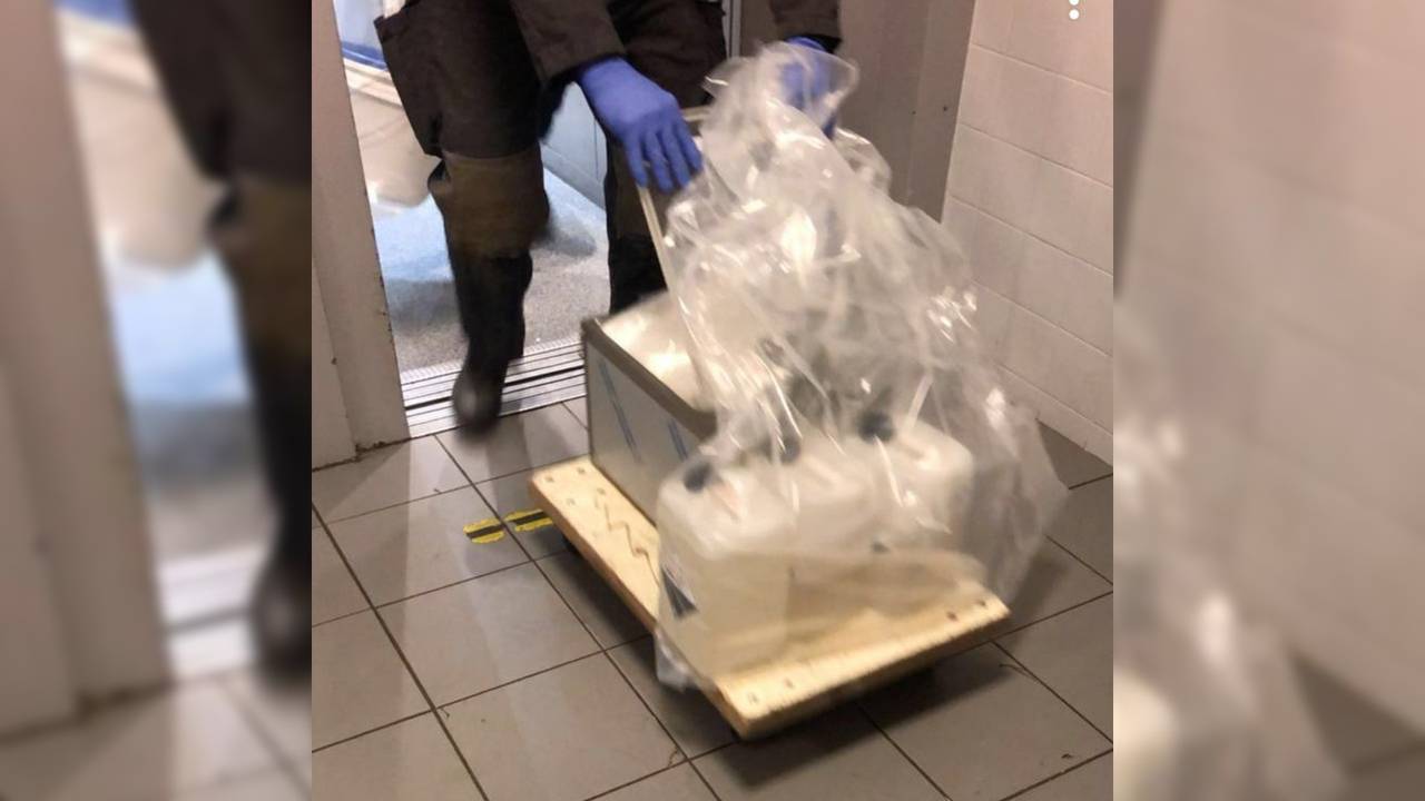 Politie voert spullen af uit het appartement.