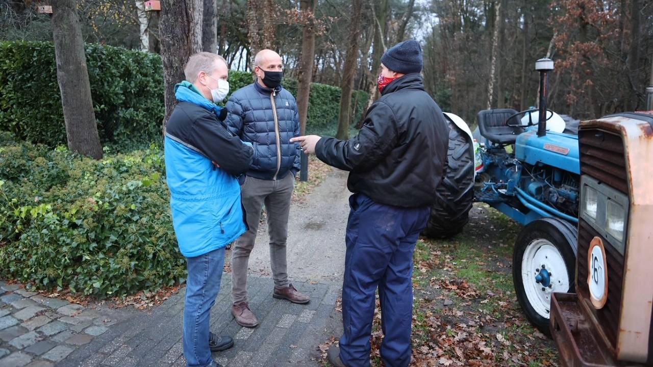 Frits van Eerd (midden) neemt alle tijd voor de boeren (foto: Bart Meesters/SQ Vision).