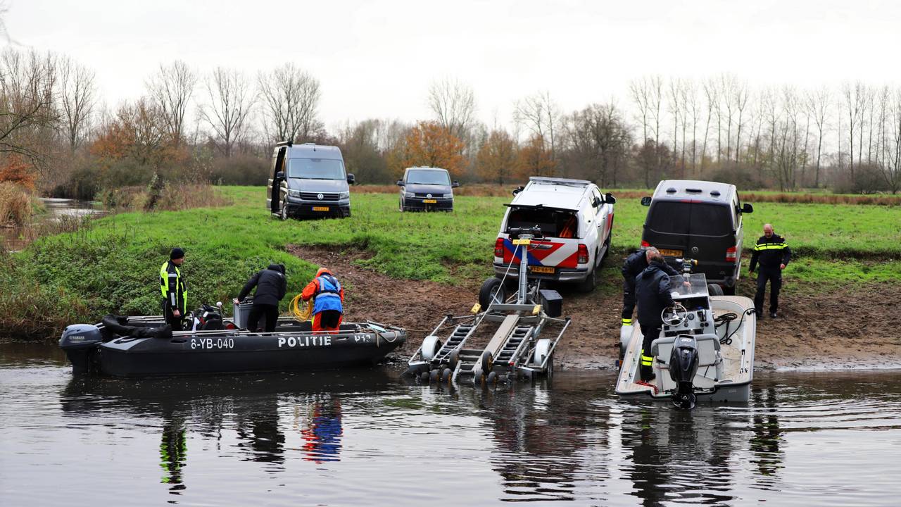 De politie zocht ook op het water naar de vermiste Rob van Berkel (foto: Collin Beijk)