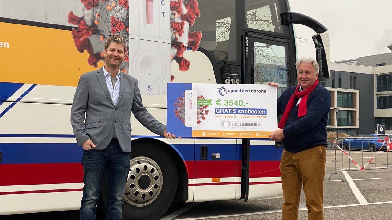 Overhandiging van de gratis sneltesten aan de voedselbank Eindhoven