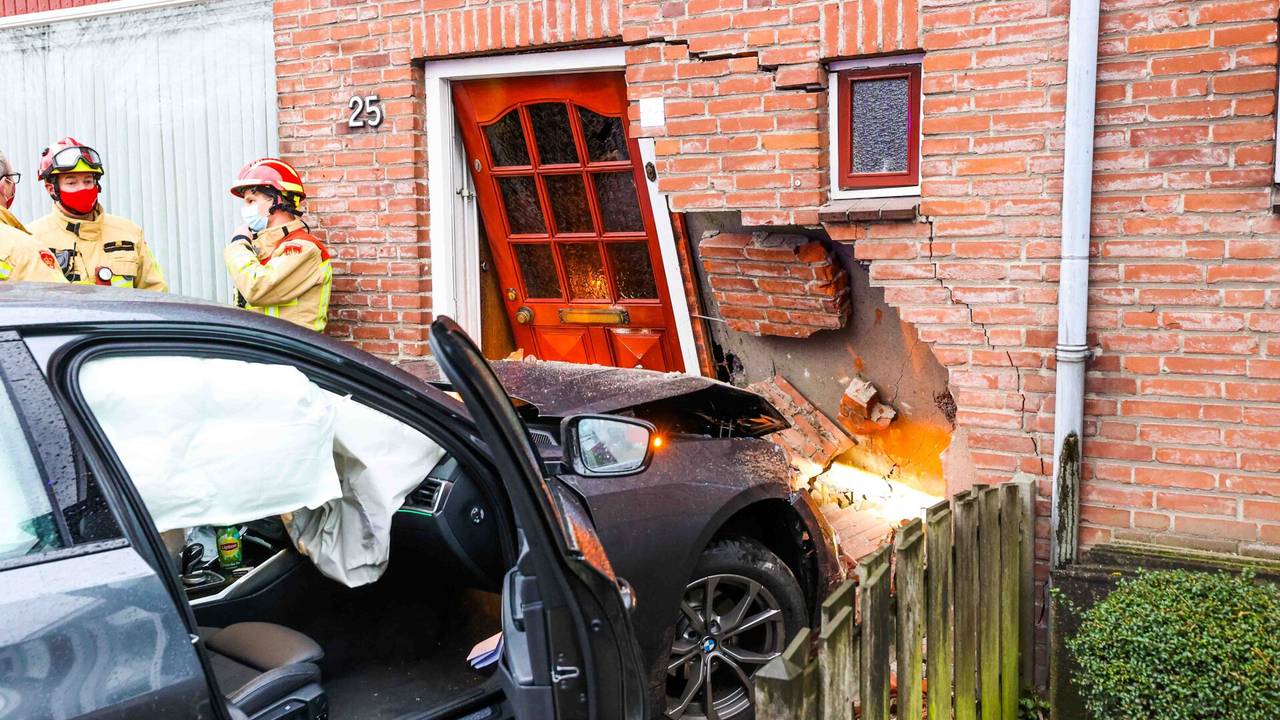 Auto rijdt huis binnen in Eindhoven (foto: Dave Hendriks/SQ Vision).